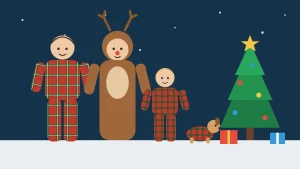Familia con pijamas de Navidad a juego: pijamas de cuadros, disfraz pijama de reno y perro junto al árbol